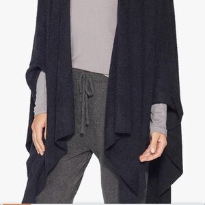 Barefoot Dreams cozy wrap. One size. Black.